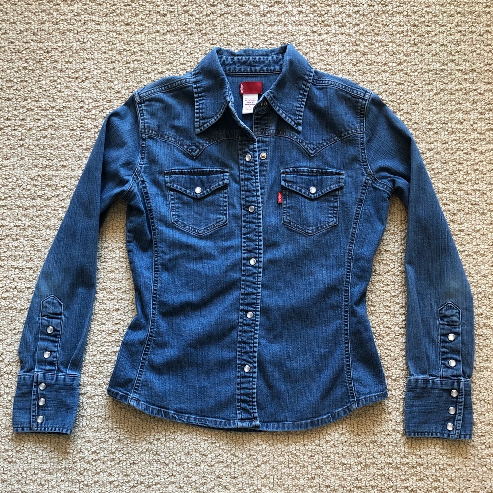 Fitted Levi’s Denim Button Up Shirt